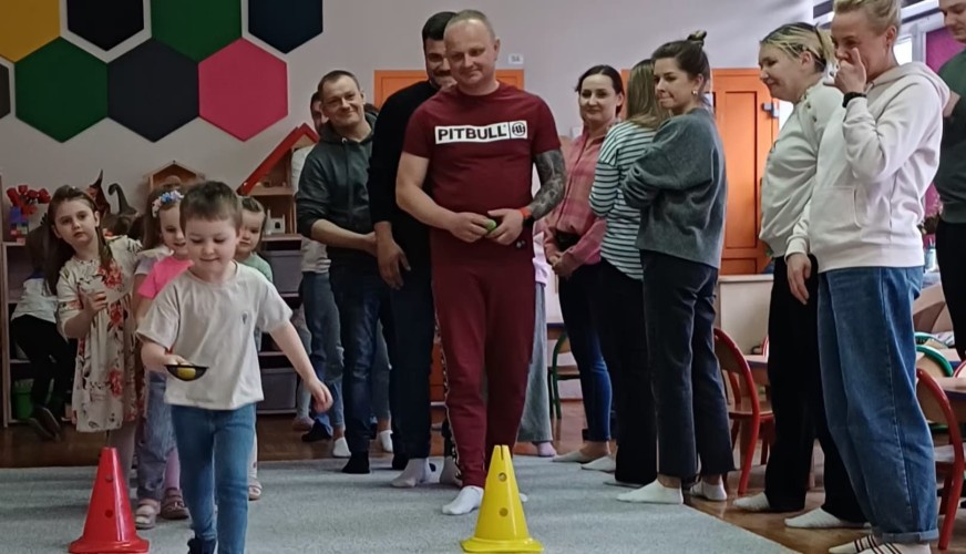 Karolek uczy dzieci, jak przegrywać z uśmiechem